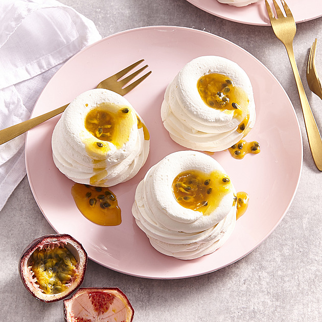 Mini Pavlova s passion fruit: Recept na luxusní a křehké dortíky