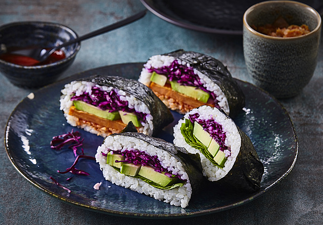 Domácí japonské sushi sendviče onigirazu: Recept na plněné rýžové čtverce