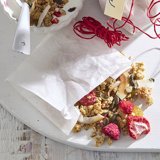 Křupavá domácí granola s čokoládou a ovocem: Recept na zdravou snídani