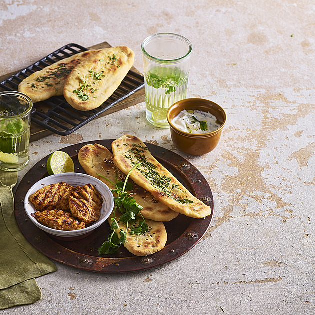 Domácí naan na grilu s kuřecím masem: Rychlý recept bez kynutí
