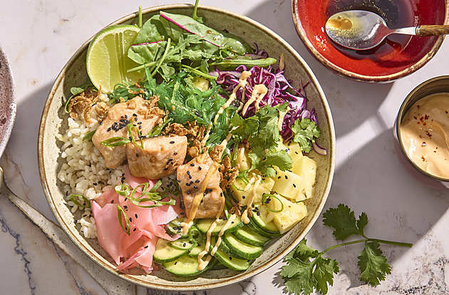 Domácí poke bowl s pečeným lososem a ananasem: Rychlý a zdravý recept
