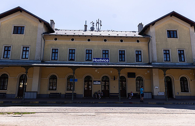 Bývá tu rychle plno. Město u Prahy teď vytížené parkoviště pro desítky aut zruší
