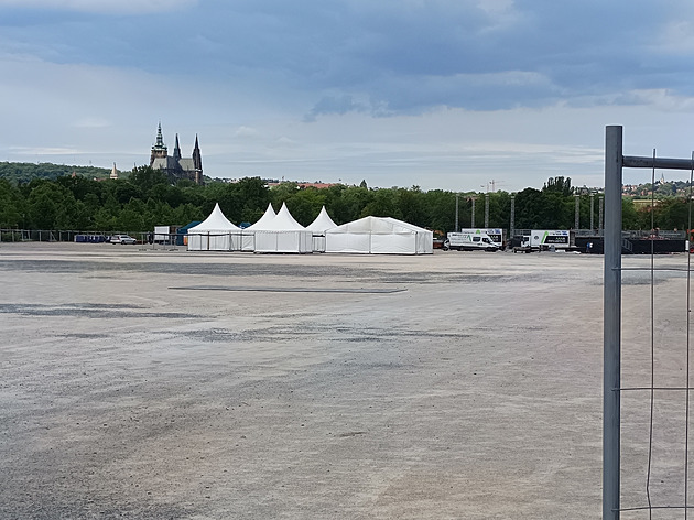 Kvůli plotu na Letné neprošli lidé do sadů. Zasáhl starosta