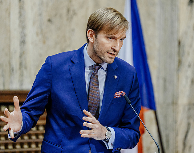 Tři týdny jen s mobilem a speciální vak. Američana čeká na Bulovce tvrdý režim