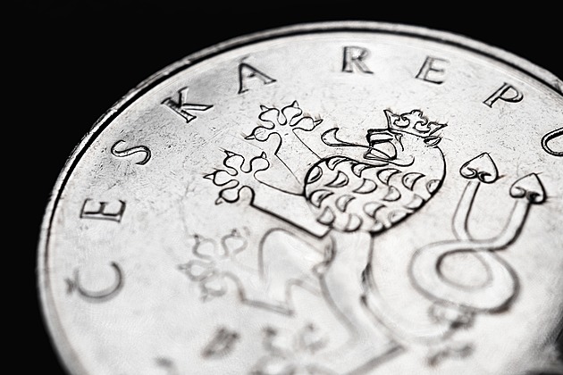 Trápení se silnou korunou. Polovině exportérů silná koruna snižuje zisky