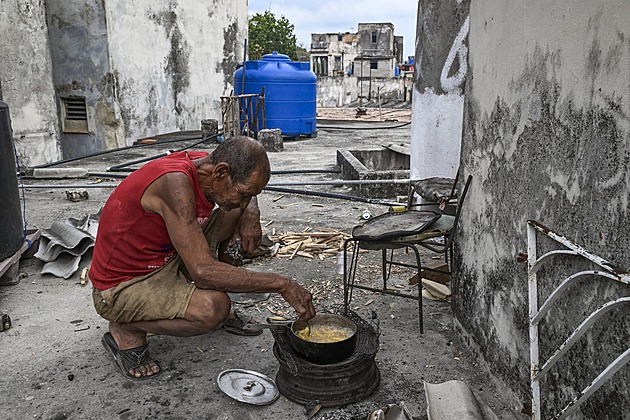 Kuba jako zapadlý africký slum: tma, neteče voda, vaří se na ohni a nejsou léky