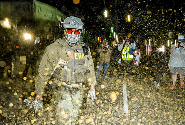 Malé porce, zkažené jídlo. Migranti drží hladovku, demonstranti se střetli s ICE