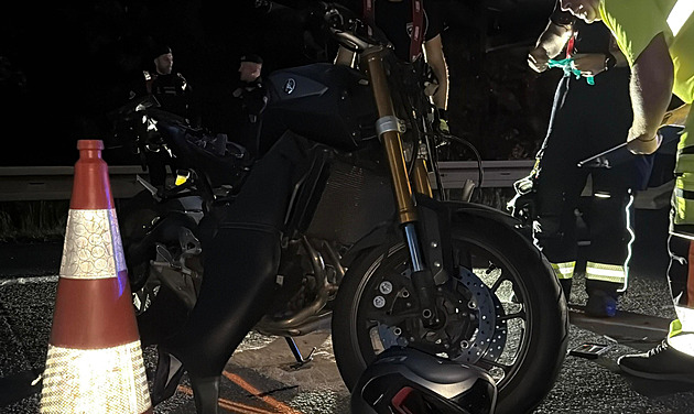 Dálnici D11 uzavřela nehoda. Motorkář ve zúžení narazil do kamionu a zemřel