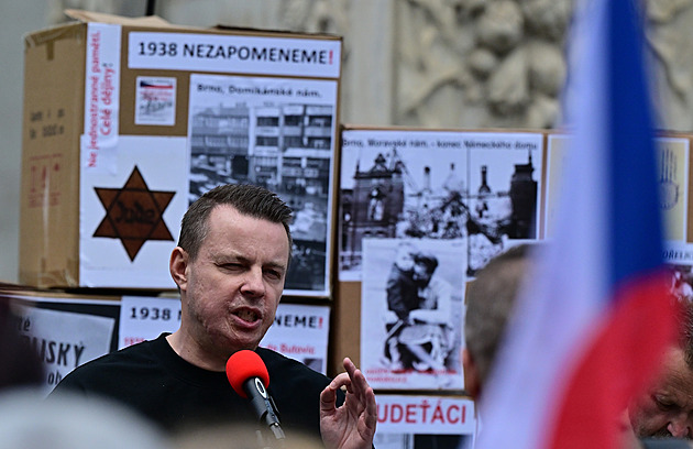 Na brněnském náměstí se tančí, hoduje, ale i hádá a uráží. Proti sjezdu vystoupil Rajchl