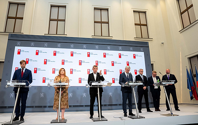 Babiš změny ve vládě zatím nechystá, počká si na roční zhodnocení ministrů