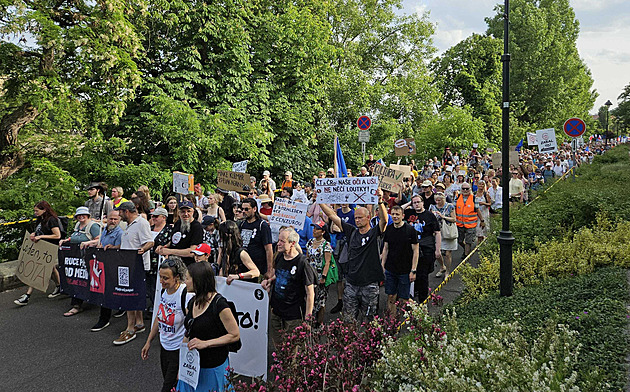 Oto, zabal to, představil Minář novou petici. Lidé pak „zabavili“ ministerstvo kultury