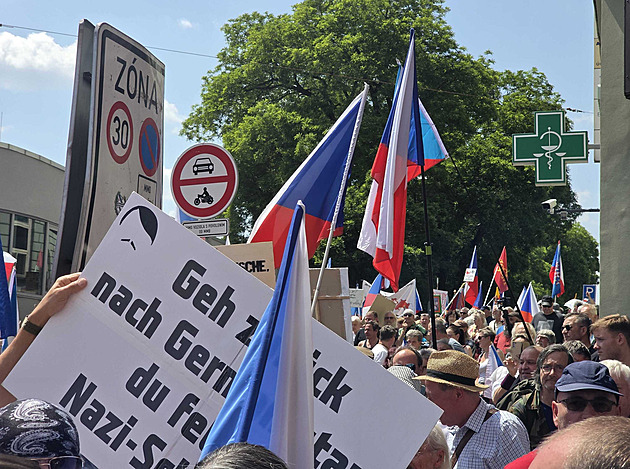 Odpůrci sudetského sněmu připomínali nacistickou minulost. Ve vedru kolabovali