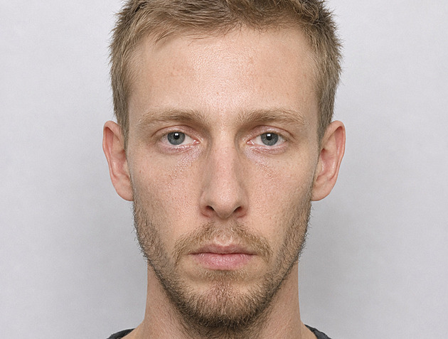 Mladší muž se strništěm. Podvedená popsala kurýra, kterému dala stovky tisíc korun
