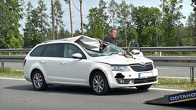 Tragédie na D6. Dva lidé zemřeli poté, co jejich auto trefilo uvolněné kolo
