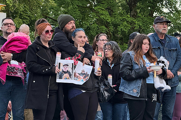 Exploze nádrže v papírně na západě USA zabila člověka. Devět lidí se pohřešuje