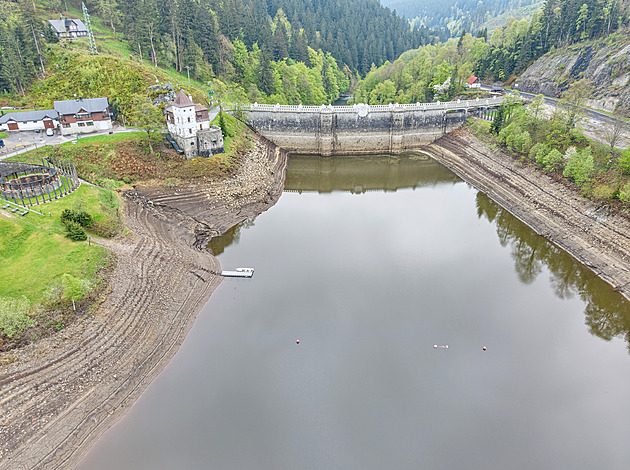 Upuštěná přehrada láká k blátivým procházkám. Podívejte se na úchvatné záběry z dronu