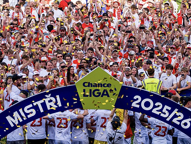 Slavisti�t� fanou�ci slav� s fotbalisty titul v Edenu.