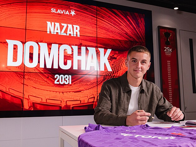 Ukrajinský brankář Nazar Domčak podepisuje smlouvu se Slavií.