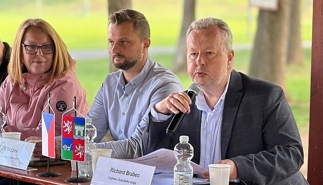 Nám�stkyn� hejtmana Jindra Zalabáková, starosta Radovesic Ji�í Drobný a hejtman...