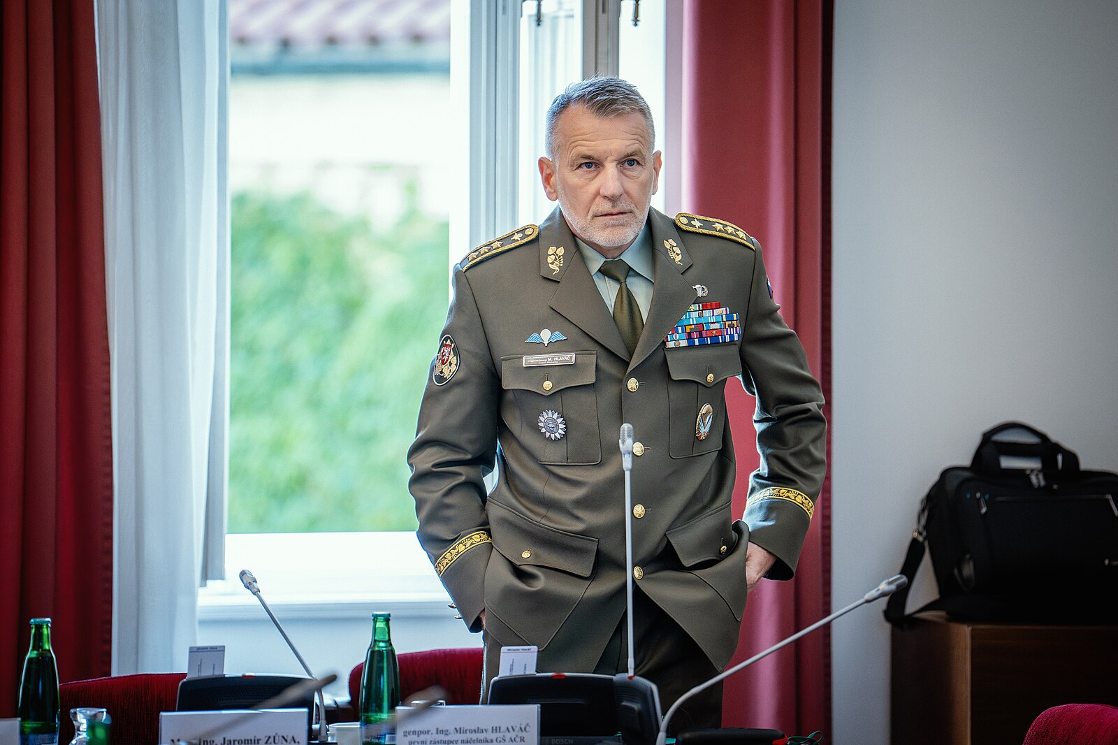 Řízný jako Hlaváč. Armáda podléhá vládě, ale od neblahé firmy se odřízla sama | Názory