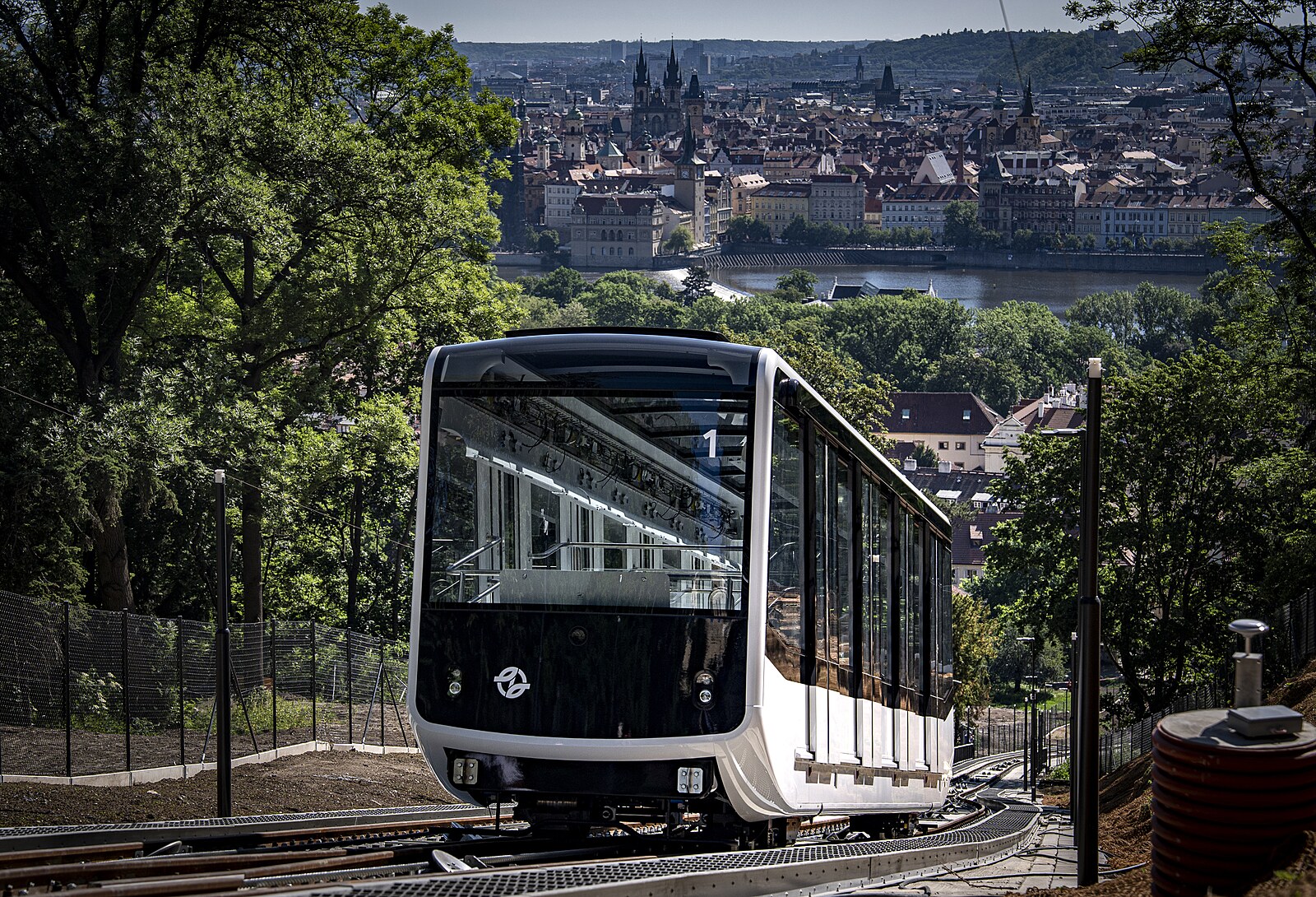 To je ona. Nová lanovka na Petřín se odhalila do plné parády