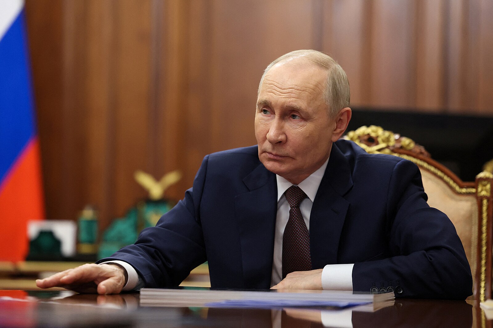 Několik zraněných po útoku dronů na Petrohrad. Putin tam má vystoupit na fóru