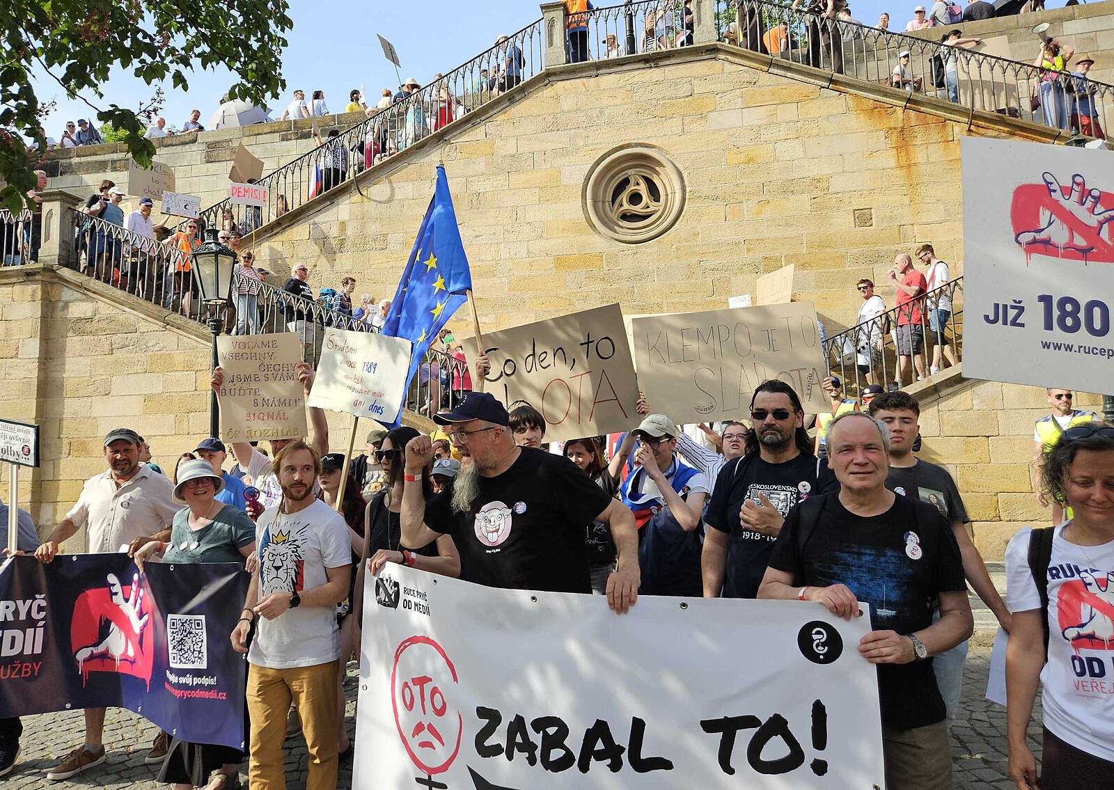 Koalice projedná návrh na zrušení poplatků ČT, čeká se protest před vládou
