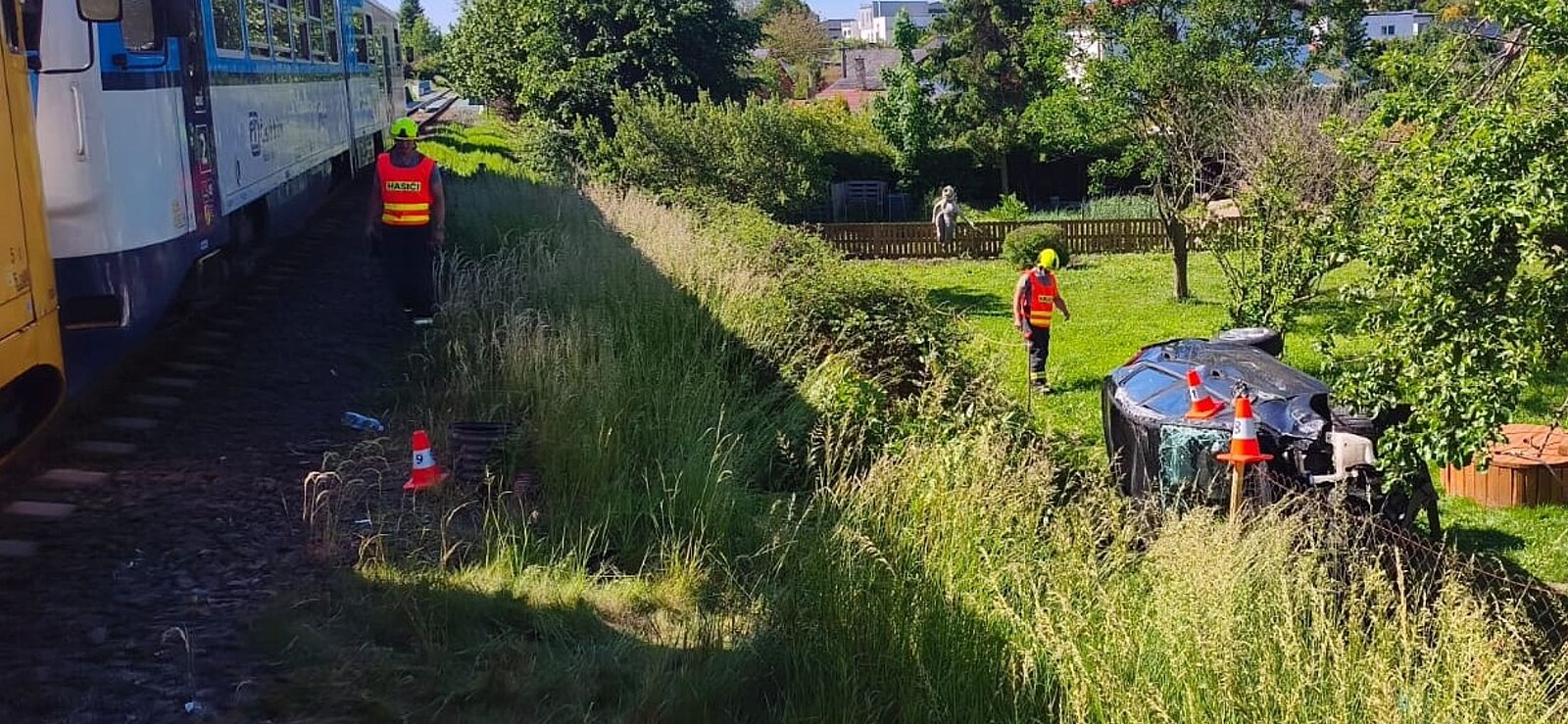 Náctiletý řidič zkolaboval a auto na přejezdu převrátil do cesty přijíždějícímu vlaku
