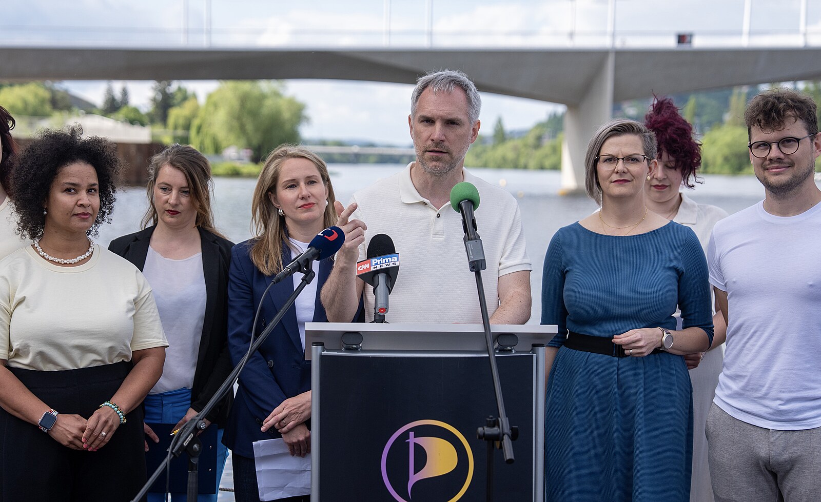 Piráti v kampani sázejí na téma bydlení. Volební heslo mají „Ať to tu žije!“