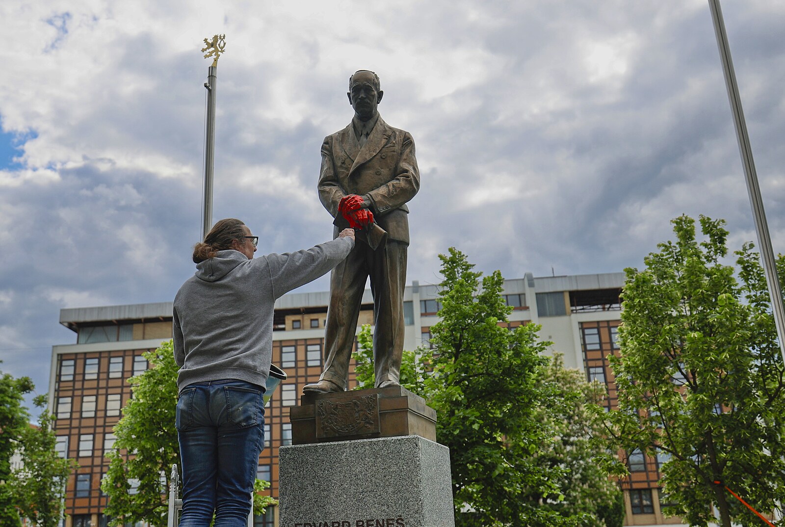 Moravští aktivisté obarvili sochu Beneše „krví“, označili jej za nácka a škůdce