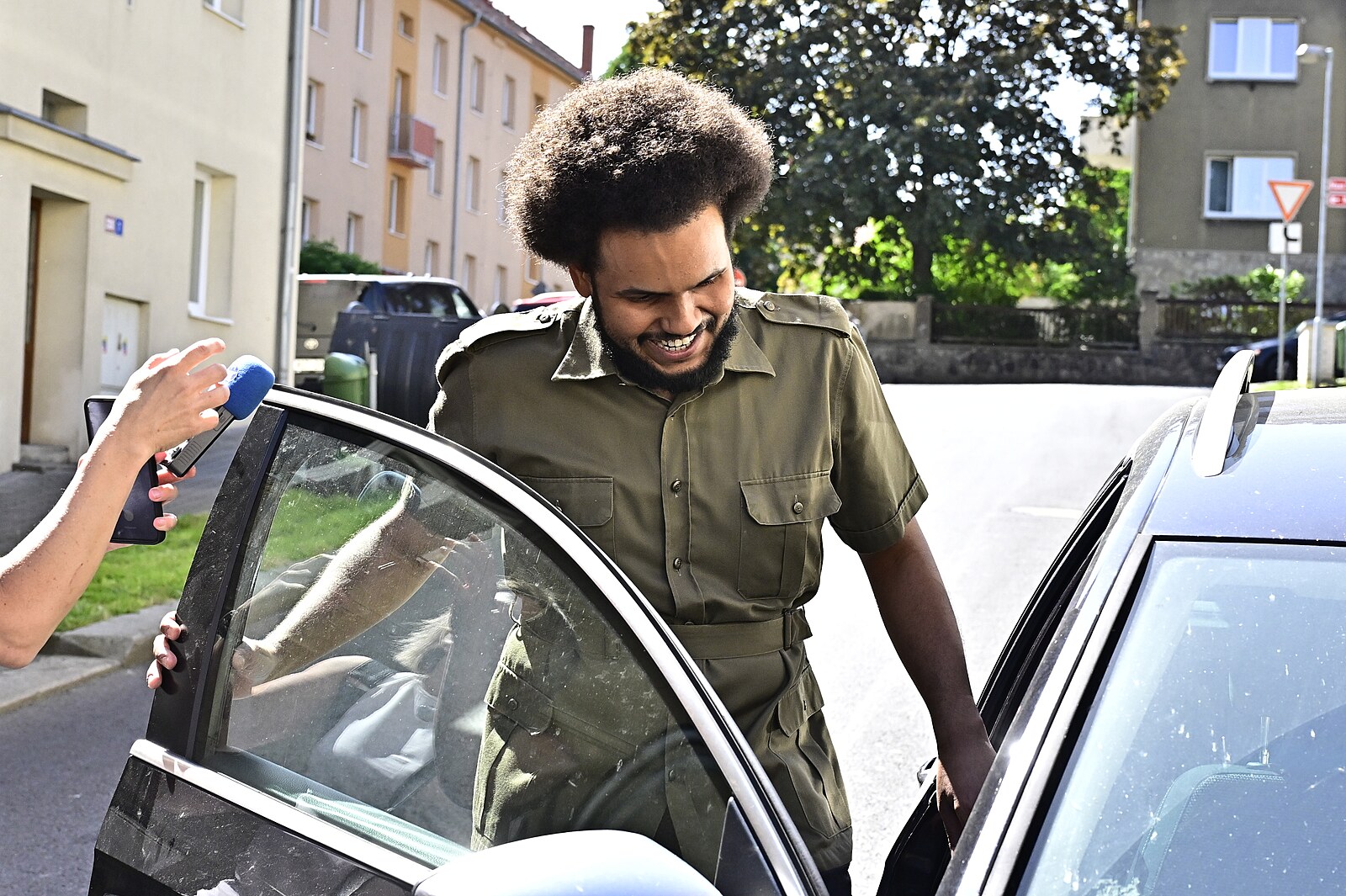 Usměvavý Feri opouští teplické vězení. U brány je živo, čekali ho reportéři