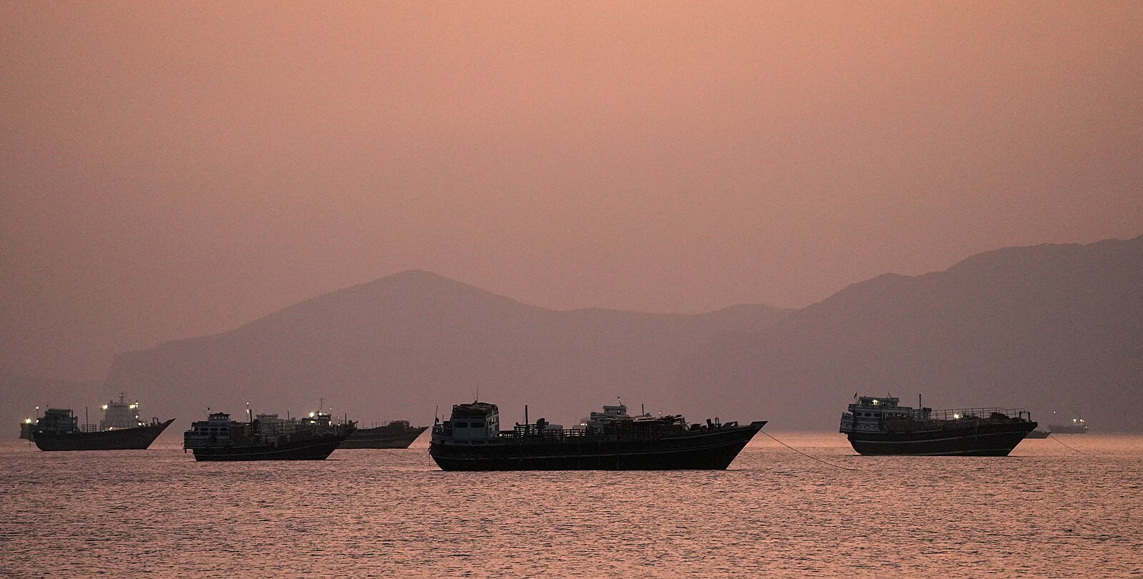 Provoz v Hormuzském průlivu prudce klesá, v Ománu byl zasažen tanker