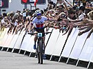 Barbora Bukovská slaví druhé místo  v závodu cross-country juniorek SP v Novém...