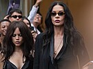 Jenna Ortega a Catherine Zeta-Jonesová, která v seriálu hraje Morticii...