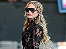 Margot Robbie se v �erných pr�svitných �atech s plastickými kv�tinovými...