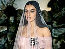 Zp�va�ka Charli XCX dorazila na premiéru v pudrov� r��ových korzetových �atech...