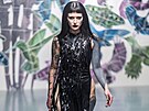Britská zna�ka Vin + Omi v leto�ní kolekci ukázala, �e goth inspirace nemusí...