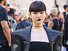 Kozue Akimoto je japonská modelka známá výrazným avantgardním stylem a...