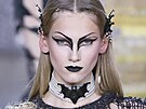 Gotické vlivy se u Rodarte neobjevují jen v oble�ení, ale i v make-upu a...