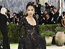I here�ku Zoë Kravitzovou obléká Saint Laurent. Pr�svitné krajkové �aty byly...