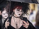 �erná krajka, výrazné siluety, tmavý make-up i viktoriánská romantika. Goth...