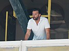 Marek Jankulovski sleduje po�ínání ostravského Baníku b�hem zápasu s Duklou...
