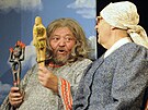 Jan Hrab�ta jako praotec �ech (vlevo) a Milo� �epelka v roli Babi�ky z díla...