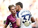 Obránce Micky van de Ven z Tottenhamu s �eským branká�em Antonínem Kinským po...