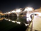 Nafukování um�leckého díla francouzského pouli�ního um�lce JR na most� Pont...