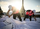 D�lníci p�ipravují plachtu k dílu �Jeskyn� Pont Neuf� francouzského pouli�ního...