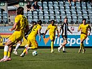 Na za�átku kv�tna porazili fotbalisté Dynama (�erno-bílá) Jihlavu 3:1.