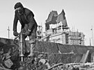 Skute�ná výstavba za�ala a� v roce 1952. D�lníci museli zasahovat n�kolik metr�...