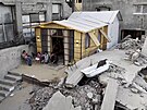 Palestinec postavil p�íst�e�ek na troskách svého zni�eného domu