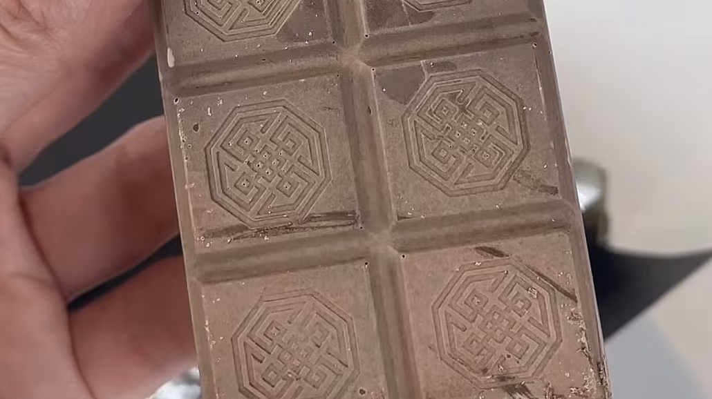 Vypadá jako zka�ená, ale není. Bílý povlak na �okolád� mate na první pohled.
